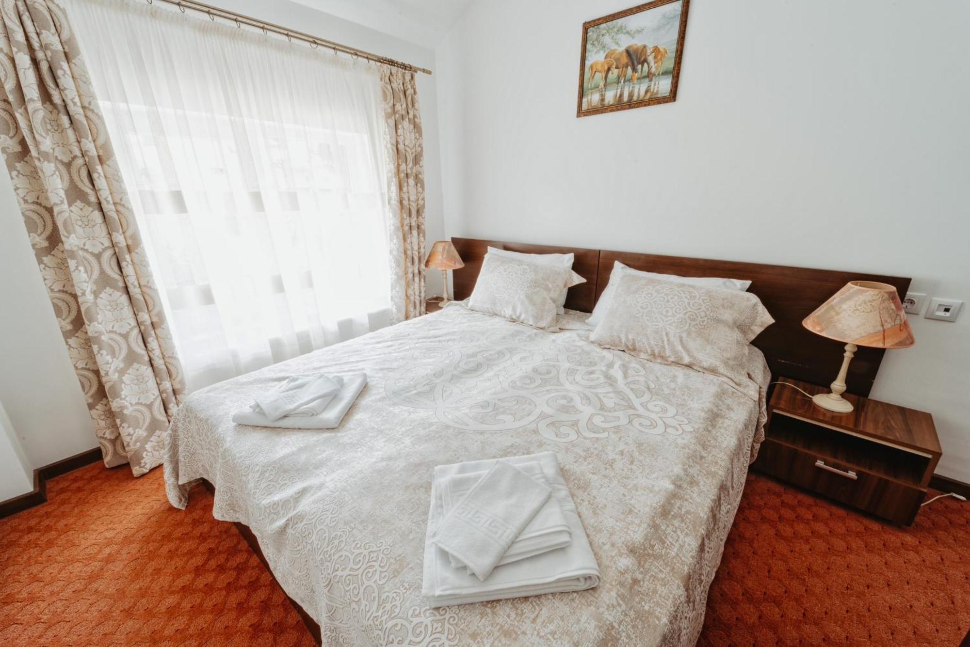 Отель Complex Turistic Constantin Bucovina Кымпулунг-Молдовенеск Экстерьер фото